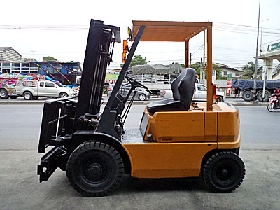 ขายรถยกมิตซูบิชิ 2 ตัน  เครื่องดีเซล  กระบอกคู่  เสาสูง 3 เมตร ยางตันใหม่  พวงมาลัยเพาเว่อร์  สีเดิมจากนอก นำเข้าจากญี่ปุ่น ใช้งานได้ทันที ราคา190000