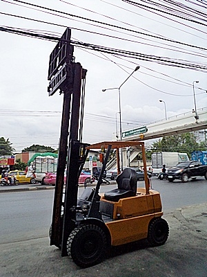 ขายรถยกมิตซูบิชิ 2 ตัน  เครื่องดีเซล  กระบอกคู่  เสาสูง 3 เมตร ยางตันใหม่  พวงมาลัยเพาเว่อร์  สีเดิมจากนอก นำเข้าจากญี่ปุ่น ใช้งานได้ทันที ราคา190000