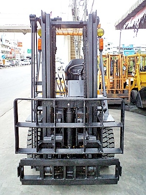 ขายรถยกมิตซูบิชิ 2 ตัน  เครื่องดีเซล  กระบอกคู่  เสาสูง 3 เมตร ยางตันใหม่  พวงมาลัยเพาเว่อร์  สีเดิมจากนอก นำเข้าจากญี่ปุ่น ใช้งานได้ทันที ราคา190000