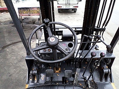 ขายรถยกมิตซูบิชิ 2 ตัน  เครื่องดีเซล  กระบอกคู่  เสาสูง 3 เมตร ยางตันใหม่  พวงมาลัยเพาเว่อร์  สีเดิมจากนอก นำเข้าจากญี่ปุ่น ใช้งานได้ทันที ราคา190000