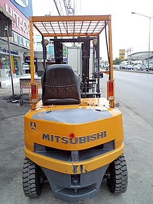 ขายรถยกมิตซูบิชิ 2 ตัน  เครื่องดีเซล  กระบอกคู่  เสาสูง 3 เมตร ยางตันใหม่  พวงมาลัยเพาเว่อร์  สีเดิมจากนอก นำเข้าจากญี่ปุ่น ใช้งานได้ทันที ราคา190000