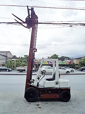 ขายรถยกนิสสัน 2 ตัน  เครื่องเบนซิน  กระบอกคู่ งาเทด้ำคุ่  เสาสูง 4 เมตร  ยางตันใหม่ พวงมาลัยเพาเว่อร์  สีเดิมจากนอก นำเข้าจากญี่ปุ่น ใช้งานได้ทันที ราคา220000