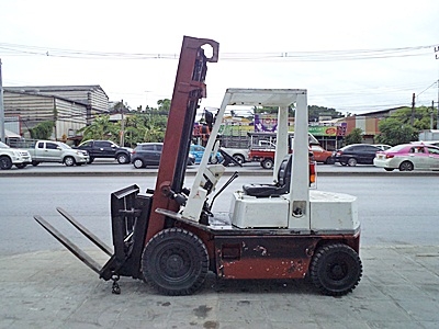 ขายรถยกนิสสัน 2 ตัน  เครื่องเบนซิน  กระบอกคู่ งาเทด้ำคุ่  เสาสูง 4 เมตร  ยางตันใหม่ พวงมาลัยเพาเว่อร์  สีเดิมจากนอก นำเข้าจากญี่ปุ่น ใช้งานได้ทันที ราคา220000