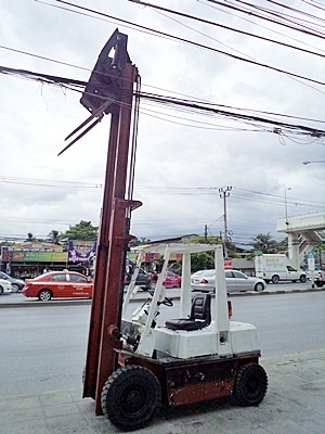 ขายรถยกนิสสัน 2 ตัน  เครื่องเบนซิน  กระบอกคู่ งาเทด้ำคุ่  เสาสูง 4 เมตร  ยางตันใหม่ พวงมาลัยเพาเว่อร์  สีเดิมจากนอก นำเข้าจากญี่ปุ่น ใช้งานได้ทันที ราคา220000