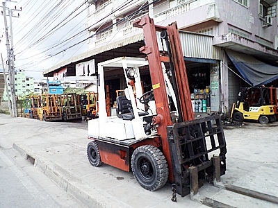 ขายรถยกนิสสัน 2 ตัน  เครื่องเบนซิน  กระบอกคู่ งาเทด้ำคุ่  เสาสูง 4 เมตร  ยางตันใหม่ พวงมาลัยเพาเว่อร์  สีเดิมจากนอก นำเข้าจากญี่ปุ่น ใช้งานได้ทันที ราคา220000