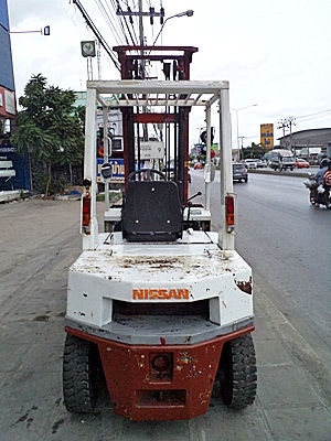 ขายรถยกนิสสัน 2 ตัน  เครื่องเบนซิน  กระบอกคู่ งาเทด้ำคุ่  เสาสูง 4 เมตร  ยางตันใหม่ พวงมาลัยเพาเว่อร์  สีเดิมจากนอก นำเข้าจากญี่ปุ่น ใช้งานได้ทันที ราคา220000