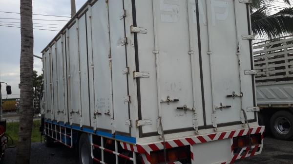 รถหกล้อบรรทุกตู้ ISUZU FTR 240 แรงม้า ซูเปอร์วาลูย์ ตู้ 10 บาน ยางสวย 6 เส้น รถหกล้อบรรทุกตู้ ISUZU FTR 240 แรงม้า ซูเปอร์วาลูย์ ตู้ 10 บาน ยางสวย 6 เส้น