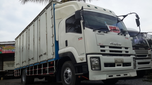 รถหกล้อบรรทุกตู้ ISUZU FTR 240 แรงม้า ซูเปอร์วาลูย์ ตู้ 10 บาน ยางสวย 6 เส้น