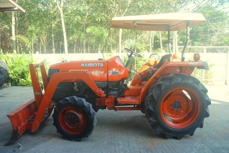 ขายรถไถ Kubota L 2808 (4WD) พร้อมดันหน้าคานบน รถพร้อมใช้งานครับ ขายรถไถ Kubota L 2808 (4WD) พร้อมดันหน้าคานบน รถพร้อมใช้งานครับ