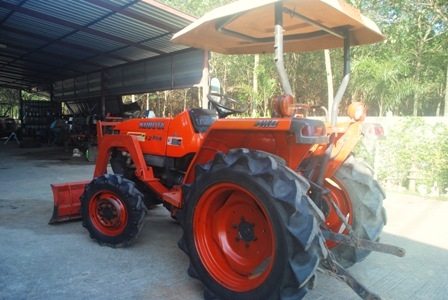 ขายรถไถ Kubota L 2808 (4WD) พร้อมดันหน้าคานบน รถพร้อมใช้งานครับ