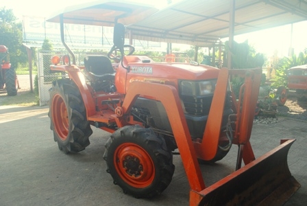 ขายรถไถ Kubota L 2808 (4WD) พร้อมดันหน้าคานบน รถพร้อมใช้งานครับ
