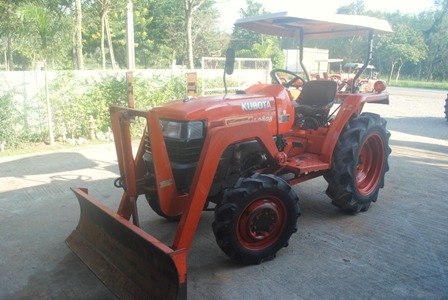 ขายรถไถ Kubota L 2808 (4WD) พร้อมดันหน้าคานบน รถพร้อมใช้งานครับ