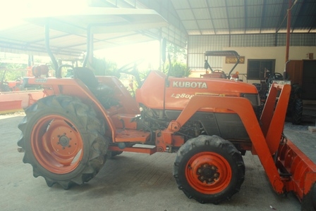 ขายรถไถ Kubota L 2808 (4WD) พร้อมดันหน้าคานบน รถพร้อมใช้งานครับ