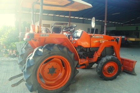 ขายรถไถ Kubota L 2808 (4WD) พร้อมดันหน้าคานบน รถพร้อมใช้งานครับ ขายรถไถ Kubota L 2808 (4WD) พร้อมดันหน้าคานบน รถพร้อมใช้งานครับ