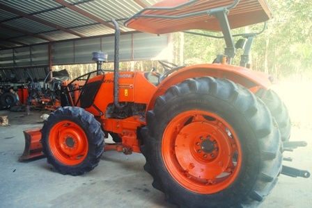 ขายรถไถ Kubota M7040 (4WD) พร้อมดันหน้า สีเดิม รถพร้อมใช้งานครับ