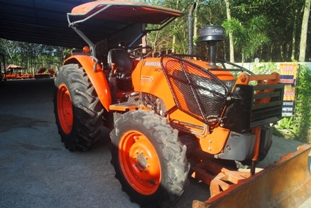 ขายรถไถ Kubota M7040 (4WD) พร้อมดันหน้า สีเดิม รถพร้อมใช้งานครับ