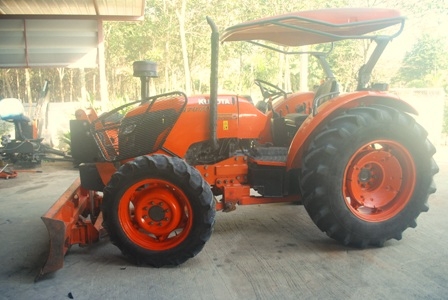 ขายรถไถ Kubota M7040 (4WD) พร้อมดันหน้า สีเดิม รถพร้อมใช้งานครับ