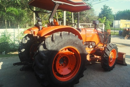 ขายรถไถ Kubota M7040 (4WD) พร้อมดันหน้า สีเดิม รถพร้อมใช้งานครับ