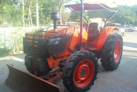 ขายรถไถ Kubota M7040 (4WD) พร้อมดันหน้า สีเดิม รถพร้อมใช้งานครับ