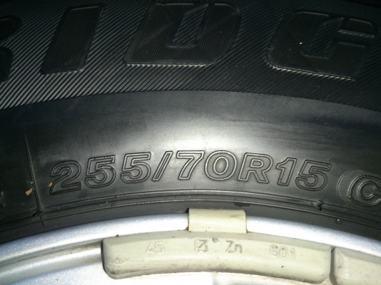 ขายแม็กพร้อมยางTOYOTA 6 รูขอบ15 ยาง255/70R15 ยางสัปดาห์ที่49ปี10 ดอกยางเต็มหนานิ่มไม่กินข้างสวยๆ จำนวน 1 ชุด พร้อมน๊อตแท้ 24 ตัว