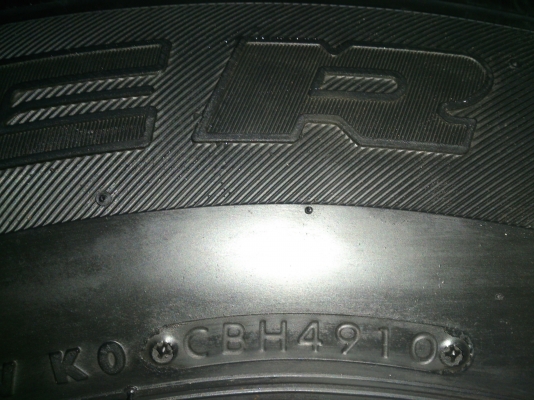 ขายแม็กพร้อมยางTOYOTA 6 รูขอบ15 ยาง255/70R15 ยางสัปดาห์ที่49ปี10 ดอกยางเต็มหนานิ่มไม่กินข้างสวยๆ จำนวน 1 ชุด พร้อมน๊อตแท้ 24 ตัว