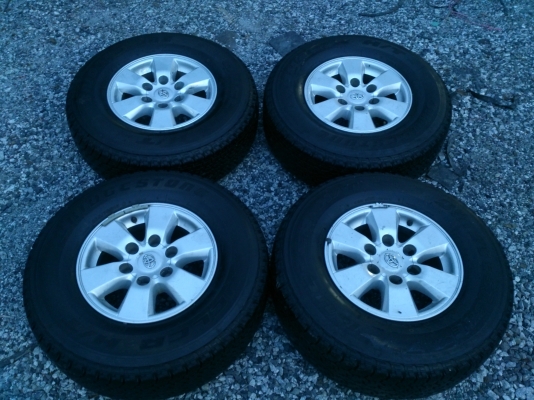 ขายแม็กพร้อมยางTOYOTA 6 รูขอบ15 ยาง255/70R15 ยางสัปดาห์ที่49ปี10 ดอกยางเต็มหนานิ่มไม่กินข้างสวยๆ จำนวน 1 ชุด พร้อมน๊อตแท้ 24 ตัว