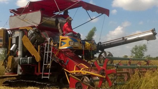 ขายรถเกี่ยวข้าวเกษตรพัฒนาอุ้มราคา690000บาท