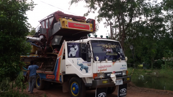 ขายรถเกี่ยวข้าวเกษตรพัฒนาอุ้มราคา690000บาท