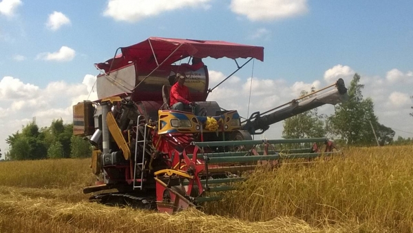 ขายรถเกี่ยวข้าวเกษตรพัฒนาอุ้มราคา690000บาท