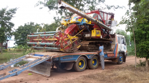 ขายรถเกี่ยวข้าวเกษตรพัฒนาอุ้มราคา690000บาท