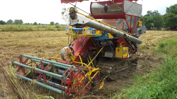 ขายรถเกี่ยวข้าวเกษตรพัฒนาอุ้มราคา690000บาท