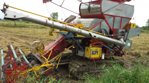 ขายรถเกี่ยวข้าวเกษตรพัฒนาอุ้มราคา690000บาท