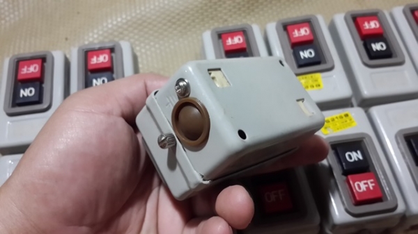 สวิทส์ On-Off   3เฟส หรื่อ เฟสเดี่ยว ก็ไดครับ  มีเข้ามา16 ครับ