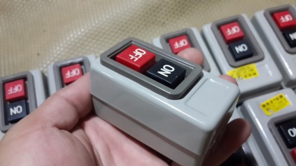 สวิทส์ On-Off   3เฟส หรื่อ เฟสเดี่ยว ก็ไดครับ  มีเข้ามา16 ครับ