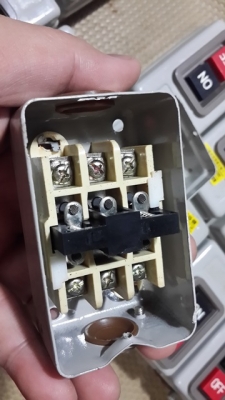 สวิทส์ On-Off   3เฟส หรื่อ เฟสเดี่ยว ก็ไดครับ  มีเข้ามา16 ครับ