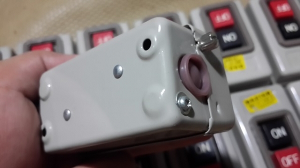 สวิทส์ On-Off   3เฟส หรื่อ เฟสเดี่ยว ก็ไดครับ  มีเข้ามา16 ครับ