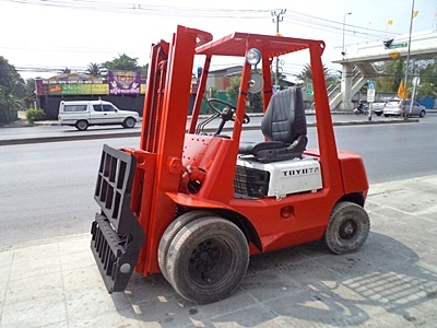 ขายรถยกโตโยต้า 2.5 ตัน เครื่องเบนซิน  งาเทด้ำ เสาสูง 3 เมตร ล้อหน้าคู่   พวงมาลัยเพาเว่อร์  นำเข้าจากญี่ปุ่น ใช้งานได้ทันที ราคา180000