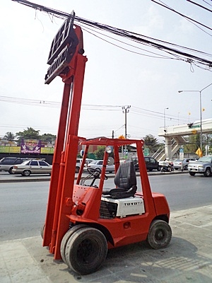 ขายรถยกโตโยต้า 2.5 ตัน เครื่องเบนซิน  งาเทด้ำ เสาสูง 3 เมตร ล้อหน้าคู่   พวงมาลัยเพาเว่อร์  นำเข้าจากญี่ปุ่น ใช้งานได้ทันที ราคา180000