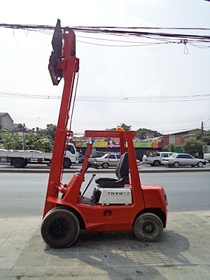 ขายรถยกโตโยต้า 2.5 ตัน เครื่องเบนซิน  งาเทด้ำ เสาสูง 3 เมตร ล้อหน้าคู่   พวงมาลัยเพาเว่อร์  นำเข้าจากญี่ปุ่น ใช้งานได้ทันที ราคา180000