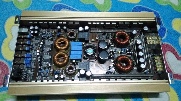 แอมป์คลาสดี GRATIA 1700W เกาหลีแท้รุ่นเก่า มือสองสภาพนางฟ้า กล่องยังอยู่ครับ เดิมๆไม่เคยซ่อม ขับซับ10-12นิ้วกระจุย ขาย 5800 บาท ย้ำครับสภาพสวยจริงๆ