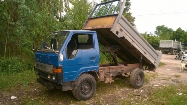 ขายรถดั้ม 4 ล้อ TOYOTA เครื่อง 90 แรงม้า คัสซีสวยตลอดเส้น ดั้มสวย เกียร์สั้น ทะเบียน ม.79 พร้อมโอน ราคาต่อรองได้