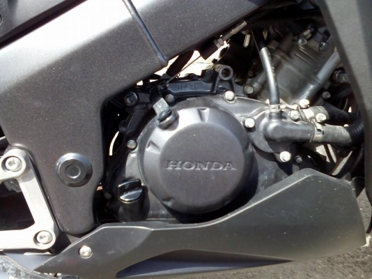 ขาย HONDA CBR 150 i ปี 57 เดือนมีนาคม สภาพสวยเดิมๆ วิ่งไป 4,1xx กิโล มีกันร้อนท่อไอเสียอย่างเดียวที่มีรอย เล่มพร้อมโอน