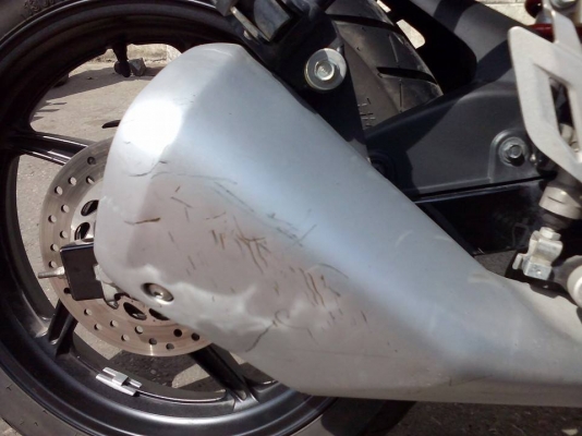 ขาย HONDA CBR 150 i ปี 57 เดือนมีนาคม สภาพสวยเดิมๆ วิ่งไป 4,1xx กิโล มีกันร้อนท่อไอเสียอย่างเดียวที่มีรอย เล่มพร้อมโอน