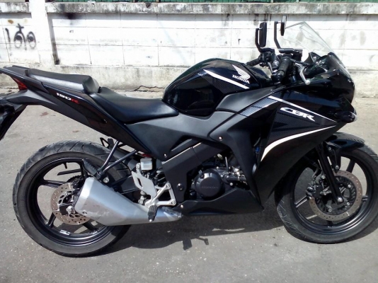 ขาย HONDA CBR 150 i ปี 57 เดือนมีนาคม สภาพสวยเดิมๆ วิ่งไป 4,1xx กิโล มีกันร้อนท่อไอเสียอย่างเดียวที่มีรอย เล่มพร้อมโอน