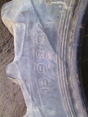 ขายตามสภาพ ยางรถไถฟอร์ด ขอบ 16.34