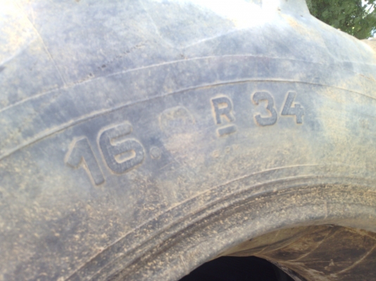 ขายตามสภาพ ยางรถไถฟอร์ด ขอบ 16.34