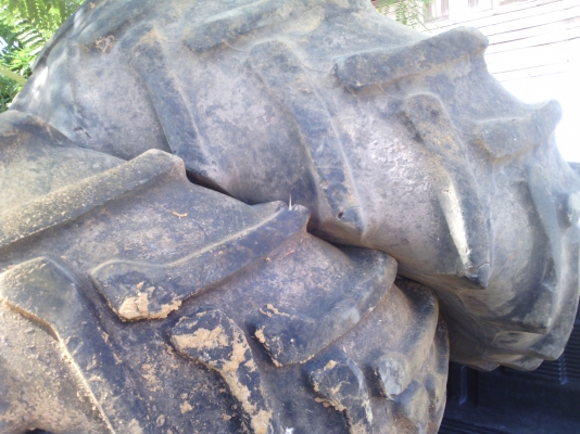 ขายตามสภาพ ยางรถไถฟอร์ด ขอบ 16.34