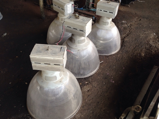 ขายโคมไฟโรงงานแบบใส เส้นผ่านศูนย์กลาง 22 นิ้ว ใช้หลอด 250Wหรือ 400W ก็ได้ สภาพสวย พร้อมใช้งานมี 4 ชุดครับ