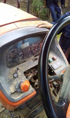 **398,000 บ.ต่อรอง**ขายรถไถ2เพลา ส้มๆ KUBOTA M7040 4WD เครื่องเดิมเกียร์เดิม เครื่องยนต์ 70แรง 4สูบ 3,331 cc ระบบไดเร็กฯ เครื่องดี สตาร์ทง่าย แรงดี เกียร์ไม่หลุด ปั้มดี แรงดี ทำงานดีเร็ว คล่องตัว ช่วงล่างดี ท้ายดี ระบบไฮฯใช้งานปกติ หลังคามีขาด ยางดี2เส้นพ