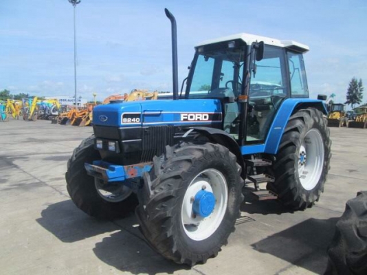 ขายรถไถ FORD 8240 ขับ 4 WD รถนอก T.0894071471